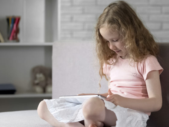 Kid using a reading app on a tablet