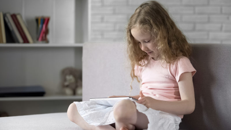 Kid using a reading app on a tablet