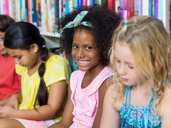 Kids reading on iPads