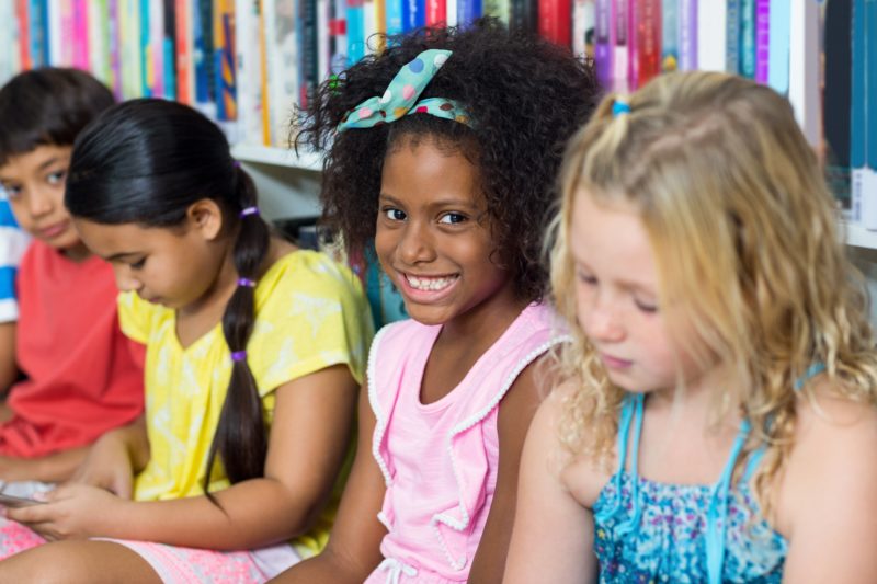 Kids reading on iPads