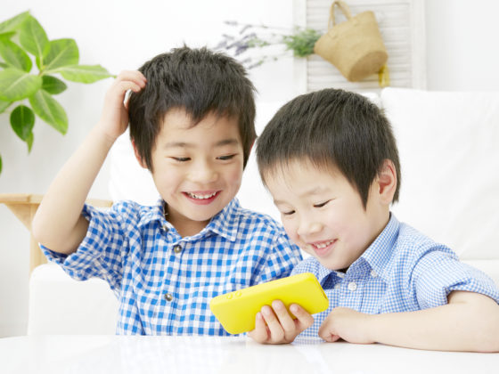 Preschoolers playing on a tablet.