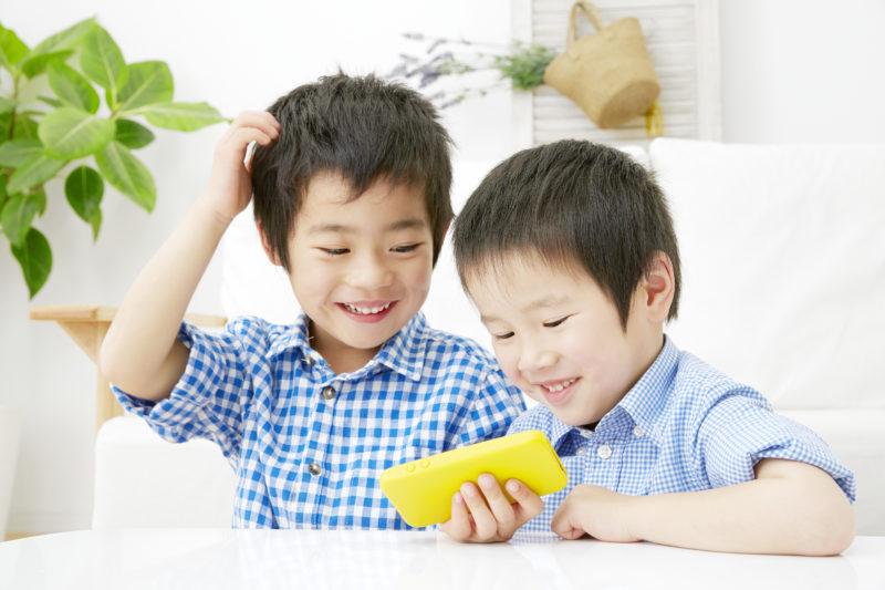 Preschoolers playing on a tablet.