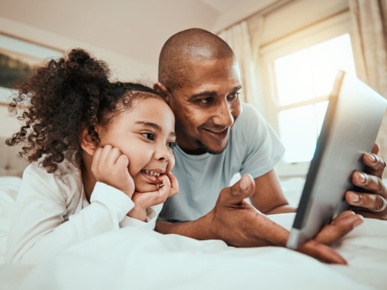 Parent and child sharing a bedtime story – read aloud kids books online